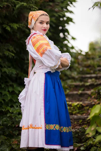 Detalle Vestido Mujer Lleva Trajes Folclóricos Tradicionales Europa Oriental Folklore Imágenes De Stock Sin Royalties Gratis