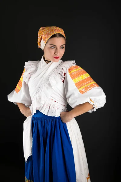 Fiatal Gyönyörű Lány Szlovák Népviseletben Szlovák Folklór — Stock Fotó