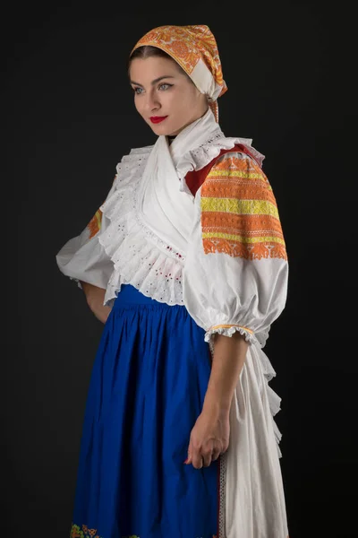 Fiatal Gyönyörű Lány Szlovák Népviseletben Szlovák Folklór — Stock Fotó