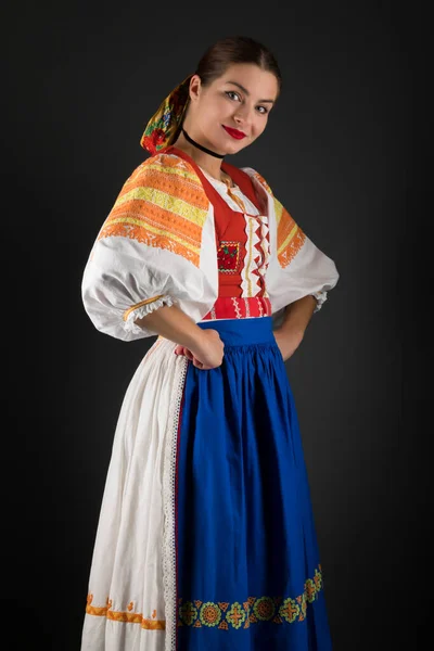 Fiatal Gyönyörű Lány Szlovák Népviseletben Szlovák Folklór — Stock Fotó