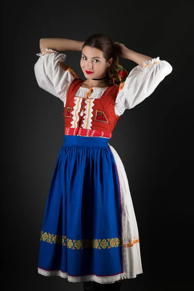 Mladá Krásná Dívka Slovenských Lidových Šatech Slovenský Folklór — Stock fotografie