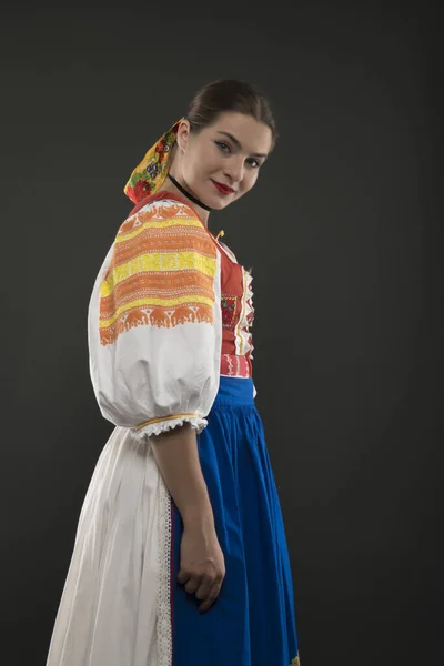 Ung Vacker Flicka Slovakiska Folkdräkt Slovakiska Folklore — Stockfoto