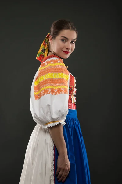 Mladá Krásná Dívka Slovenských Lidových Šatech Slovenský Folklór — Stock fotografie