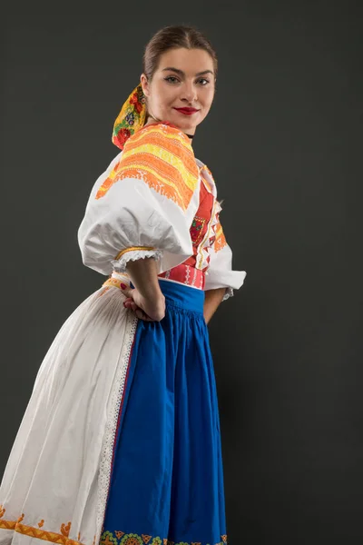 年轻美丽的女孩穿着Slovak的民族服装 斯洛伐克民间文学 — 图库照片