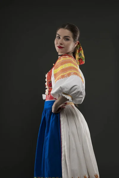 Fiatal Gyönyörű Lány Szlovák Népviseletben Szlovák Folklór — Stock Fotó