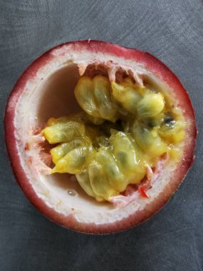 Taze tutkulu meyveler beyaz arka planda izole edilmiş.