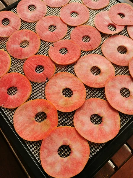 Czerwone Jabłka Przygotowujące Suszenia Maszyny — Zdjęcie stockowe