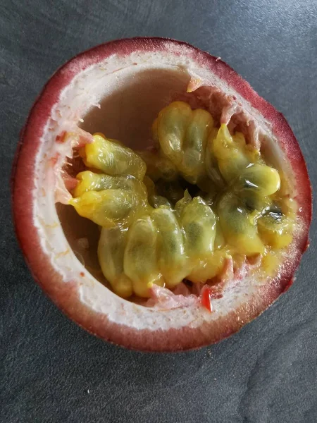 Νωπά Ώριμα Φρούτα Του Πάθους Απομονωμένα Λευκό Φόντο — Φωτογραφία Αρχείου