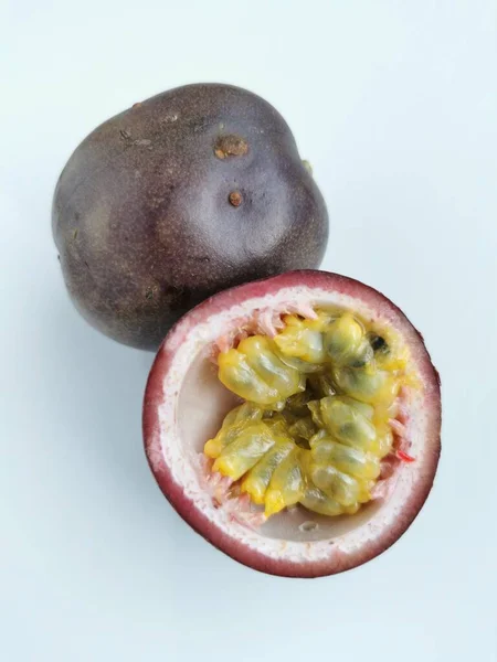Νωπά Ώριμα Φρούτα Του Πάθους Απομονωμένα Λευκό Φόντο — Φωτογραφία Αρχείου