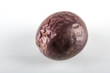 Taze tutkulu meyveler beyaz arka planda izole edilmiş.