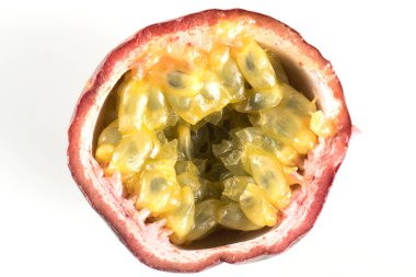 Taze tutkulu meyveler beyaz arka planda izole edilmiş.