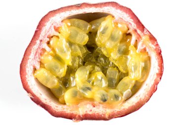 Taze tutkulu meyveler beyaz arka planda izole edilmiş.