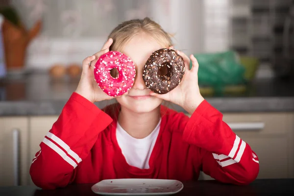 Chica Rubia Feliz Con Donuts —  Fotos de Stock