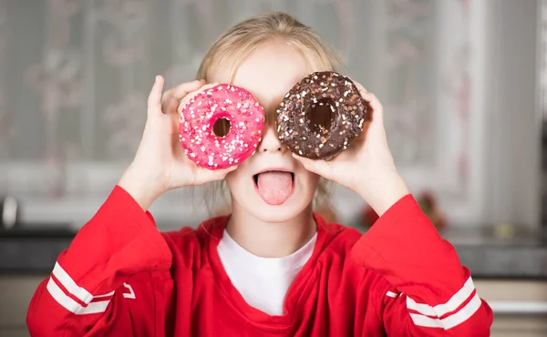 Chica Rubia Feliz Con Donuts —  Fotos de Stock