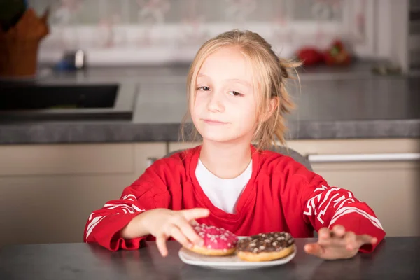 Donutlu Mutlu Sarışın Kız — Stok fotoğraf