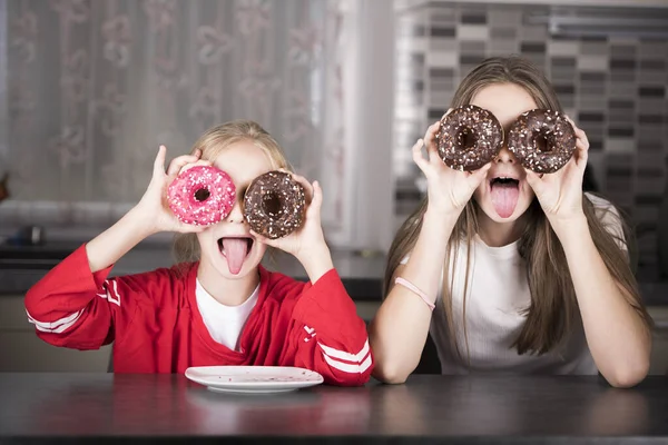 Twee Gelukkig Meisjes Met Donuts — Stockfoto