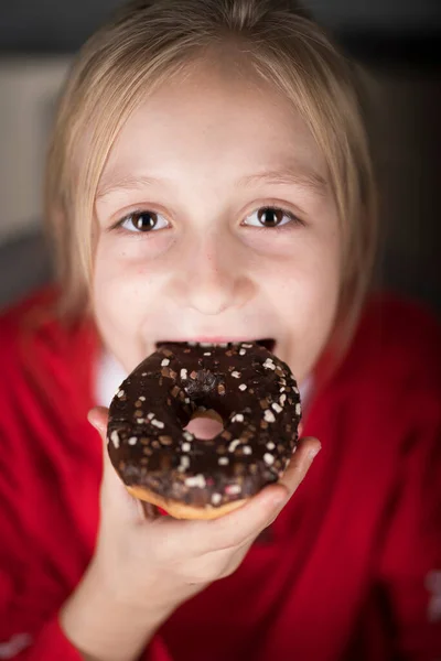 Gelukkig Blond Meisje Met Donuts — Stockfoto