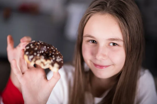 Donutlu Mutlu Kız — Stok fotoğraf