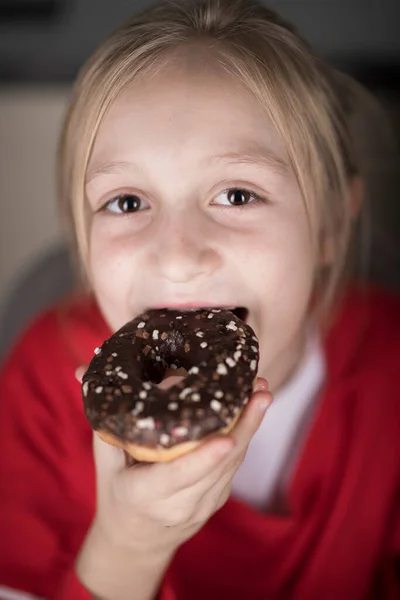 Menina Loira Feliz Com Donuts — Fotografia de Stock