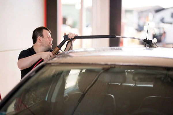 Man Met Syndroom Wassen Van Auto — Stockfoto