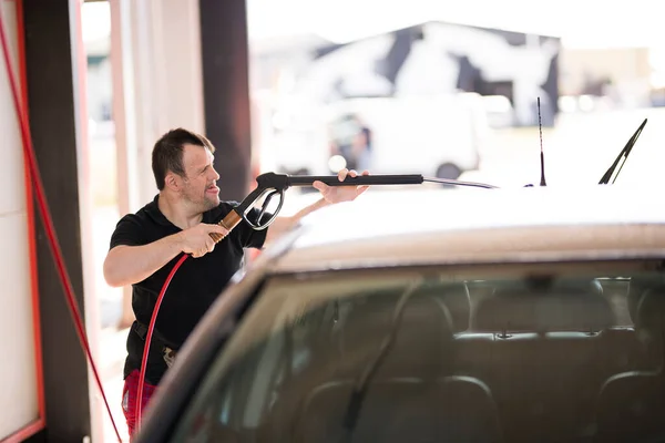 Man Met Syndroom Wassen Van Auto — Stockfoto