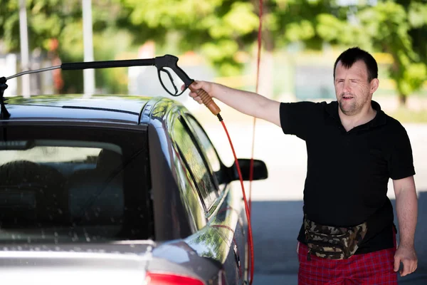 Man Met Syndroom Wassen Van Auto — Stockfoto