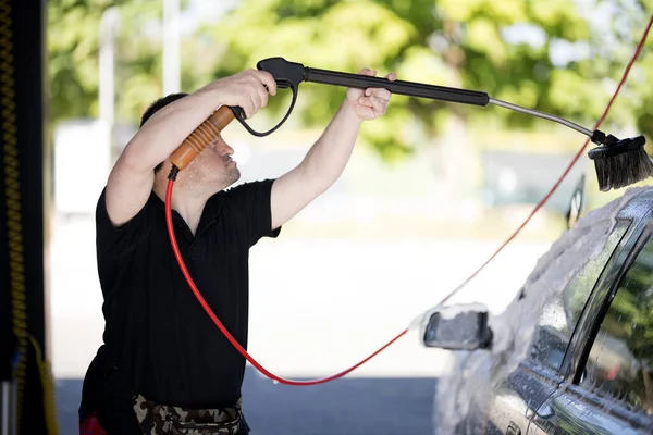 Man Met Syndroom Wassen Van Auto — Stockfoto