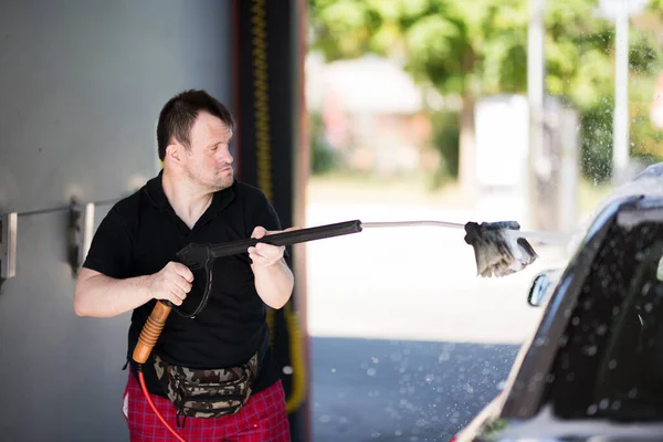 車を洗う症候群の男 — ストック写真