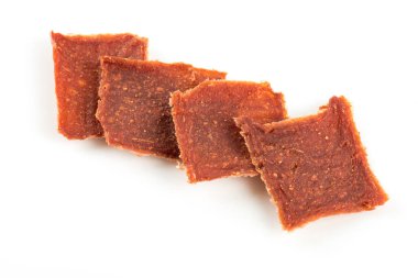 Quince 'den gelen meyve derisi (Cydonia oblonga) beyaz üzerine izole edilmiş