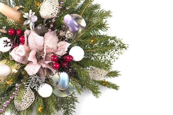 クリスマス前の時間のためのキャンドルとアドベント花輪 — ストック写真