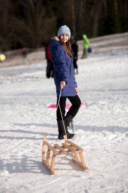 Kışın kızaklı kız