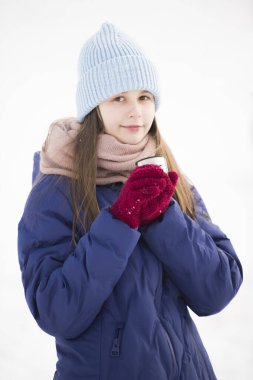 Kışın kızaklı kız