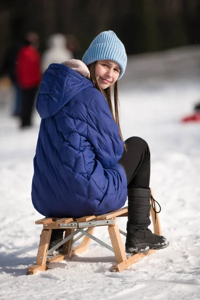 Dívka Saních Zimním Čase — Stock fotografie