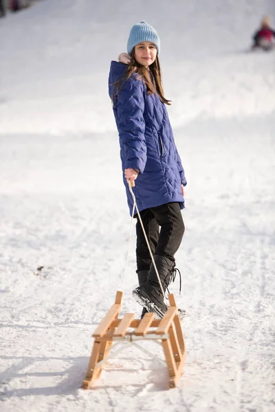 Ragazza Sulla Slitta Inverno — Foto Stock