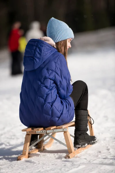 冬天在雪橇上的女孩 — 图库照片