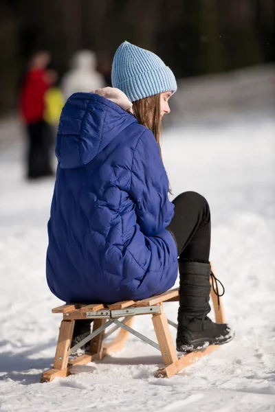 Menina Trenó Tempo Inverno — Fotografia de Stock