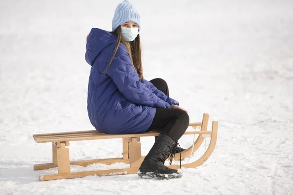 Menina Trenó Tempo Inverno — Fotografia de Stock