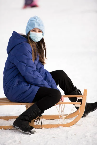 Mädchen Auf Schlitten Winter — Stockfoto