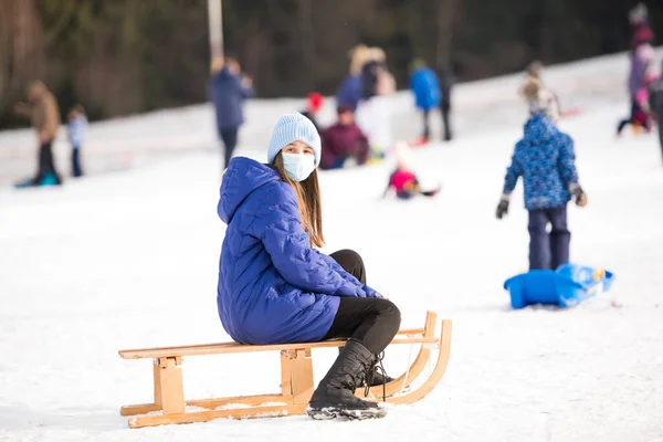 Mädchen Auf Schlitten Winter — Stockfoto