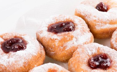 Çilek reçelli çörekler beyaza izole edilmiş.