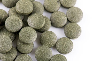 yeşil klorella hapları veya yeşil arpa hapları