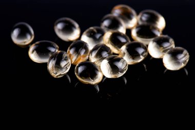 Beyaz arkaplanda D vitamini kapsülleri