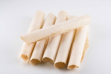 Beyaz arkaplanda izole edilmiş waffle ruloları