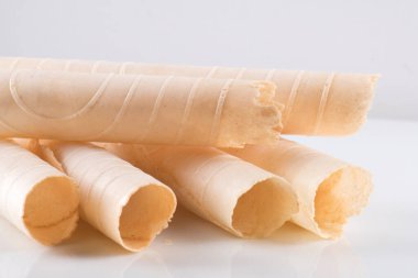 Beyaz arkaplanda izole edilmiş waffle ruloları