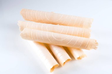 Beyaz arkaplanda izole edilmiş waffle ruloları