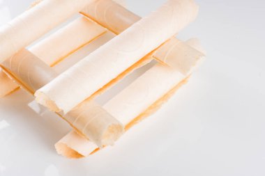Beyaz arkaplanda izole edilmiş waffle ruloları