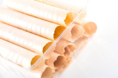 Beyaz arkaplanda izole edilmiş waffle ruloları