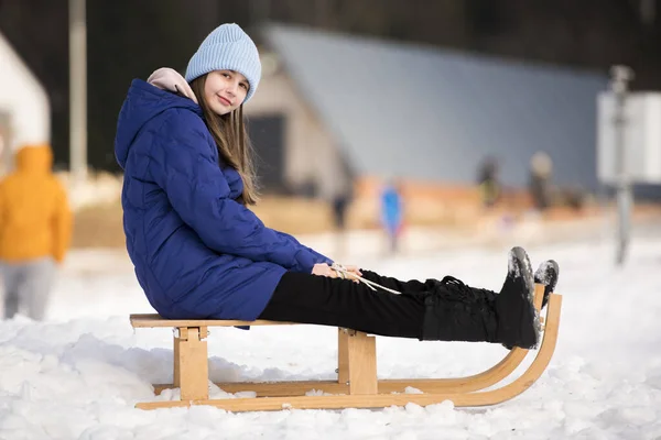 Flicka Släde Vintern — Stockfoto