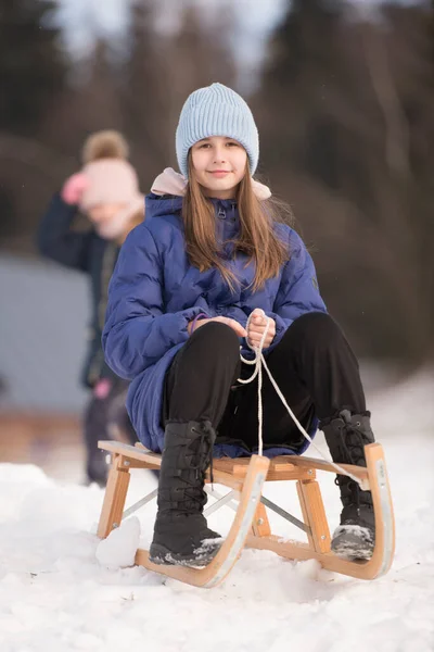 Mädchen Auf Schlitten Winter — Stockfoto
