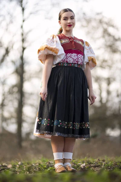 Mladá Krásná Slovenská Žena Tradičních Šatech Slovenský Folklór — Stock fotografie